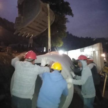 Instalación nocturna de tubería de hormigón en Entubamiento Canal Vitacura, obra DOH