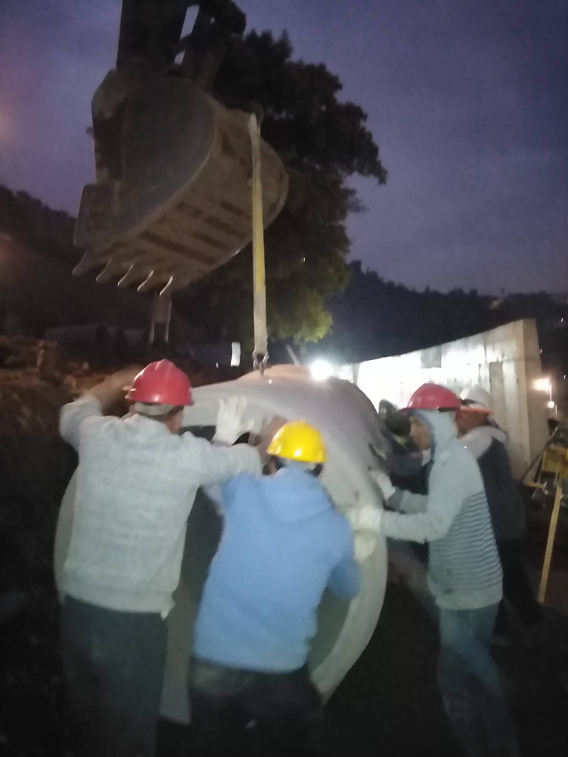 Instalación nocturna de tubería de hormigón en Entubamiento Canal Vitacura, obra DOH