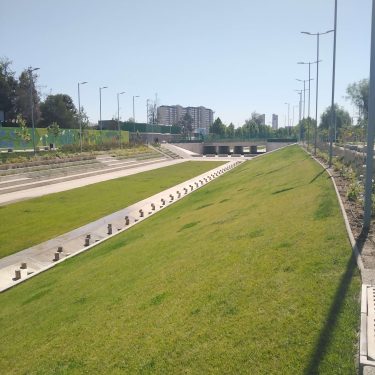 Parque Víctor Jara terminado con áreas verdes y paisajismo, San Joaquín, Santiago