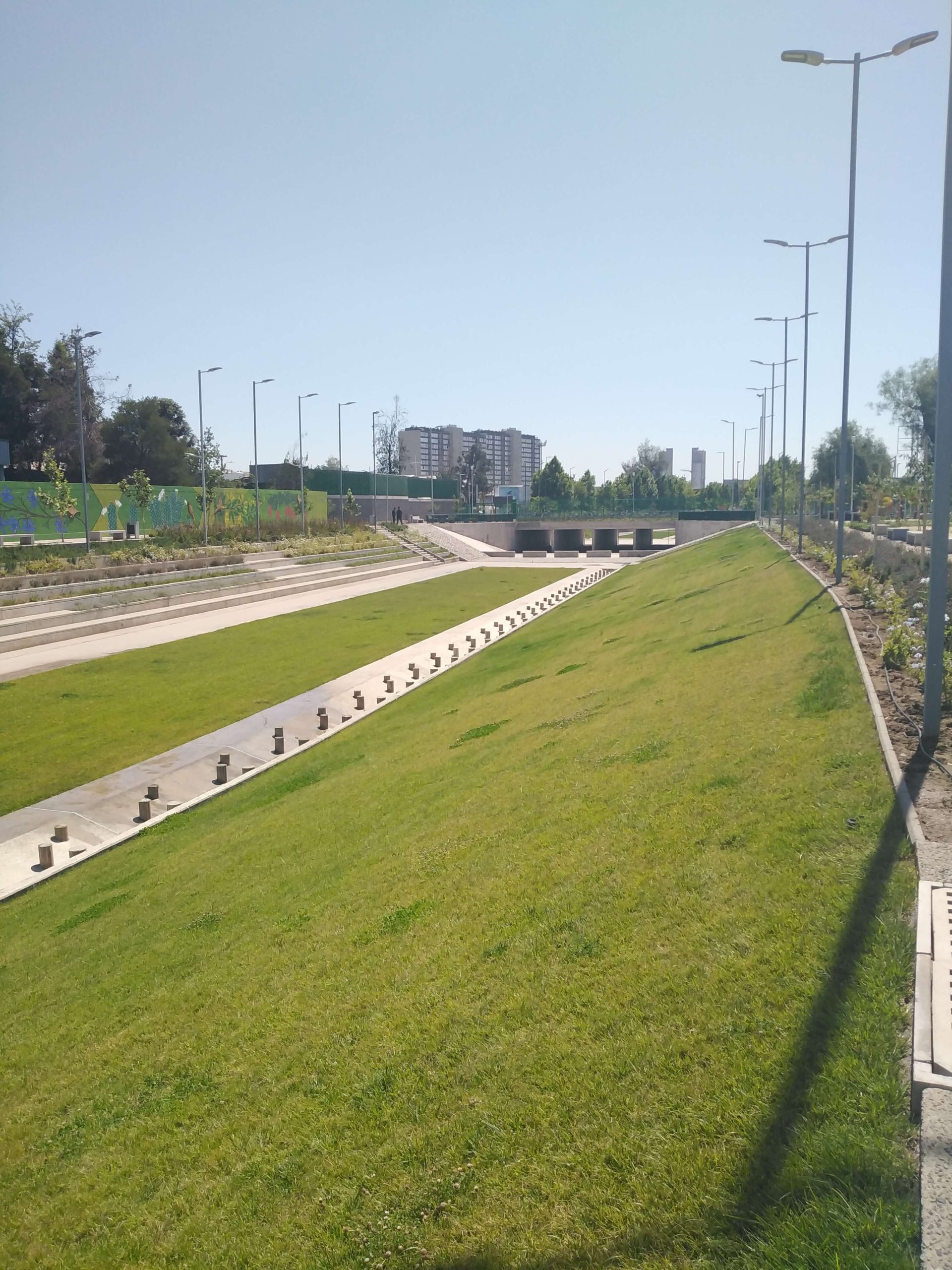Parque Víctor Jara terminado con áreas verdes y paisajismo, San Joaquín, Santiago