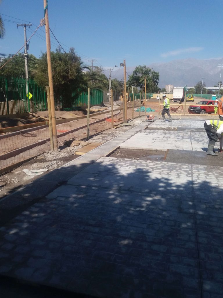 Hormigonado de superficies en Parque Víctor Jara, San Joaquín