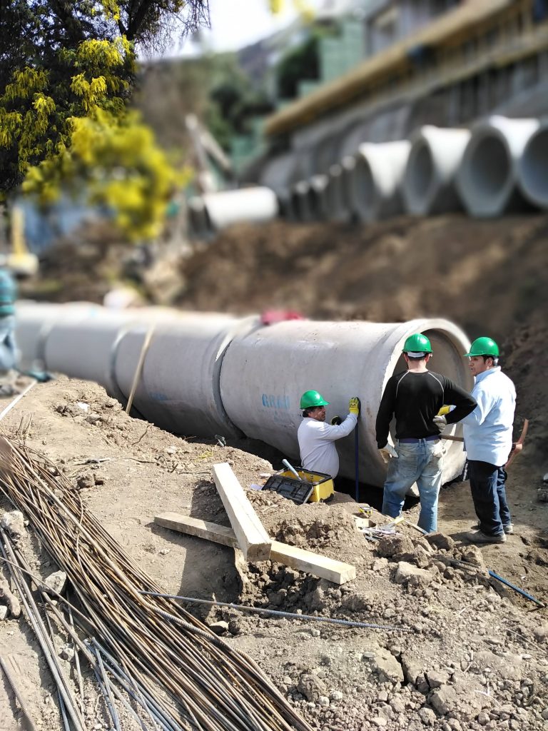 Instalación de tubería en Entubamiento Canal Vitacura, comuna de Vitacura