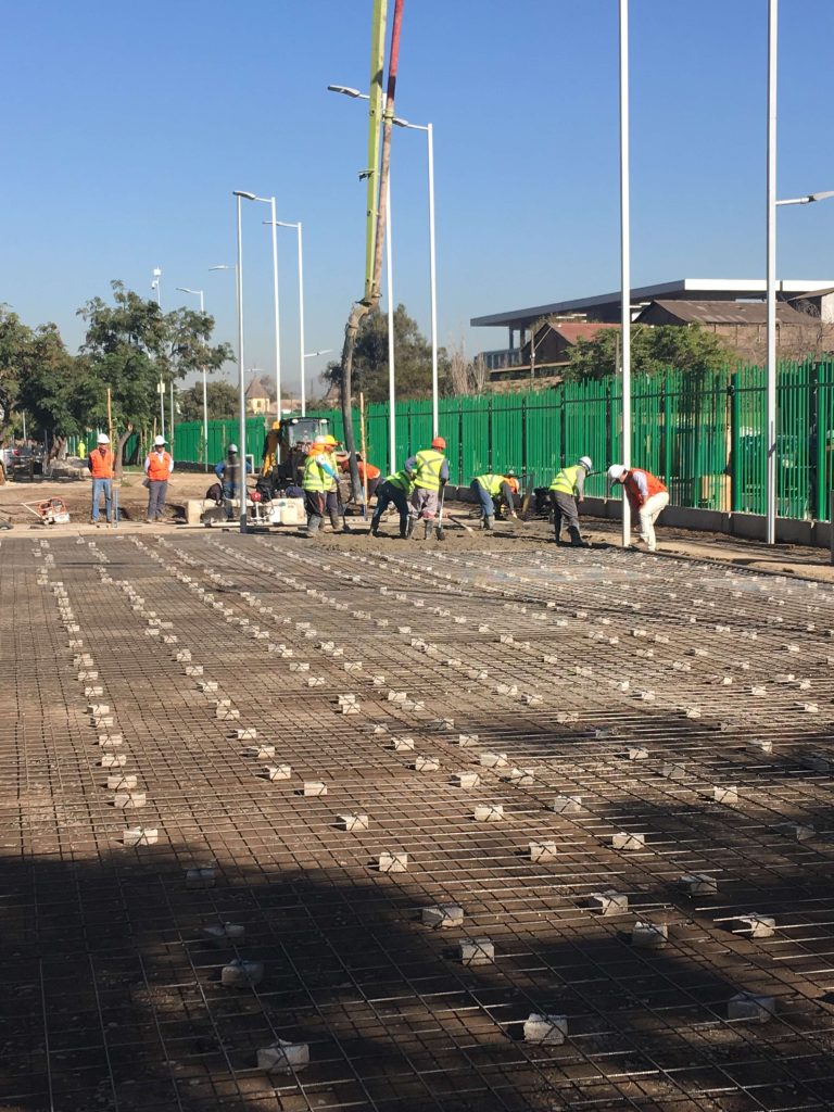 Preparación de terreno para áreas verdes en Parque Víctor Jara