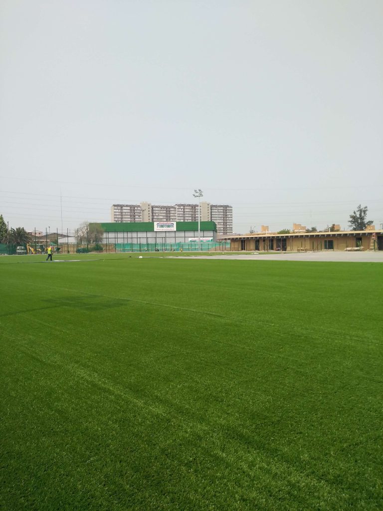 Instalación de pasto sintético en cancha deportiva, San Joaquín