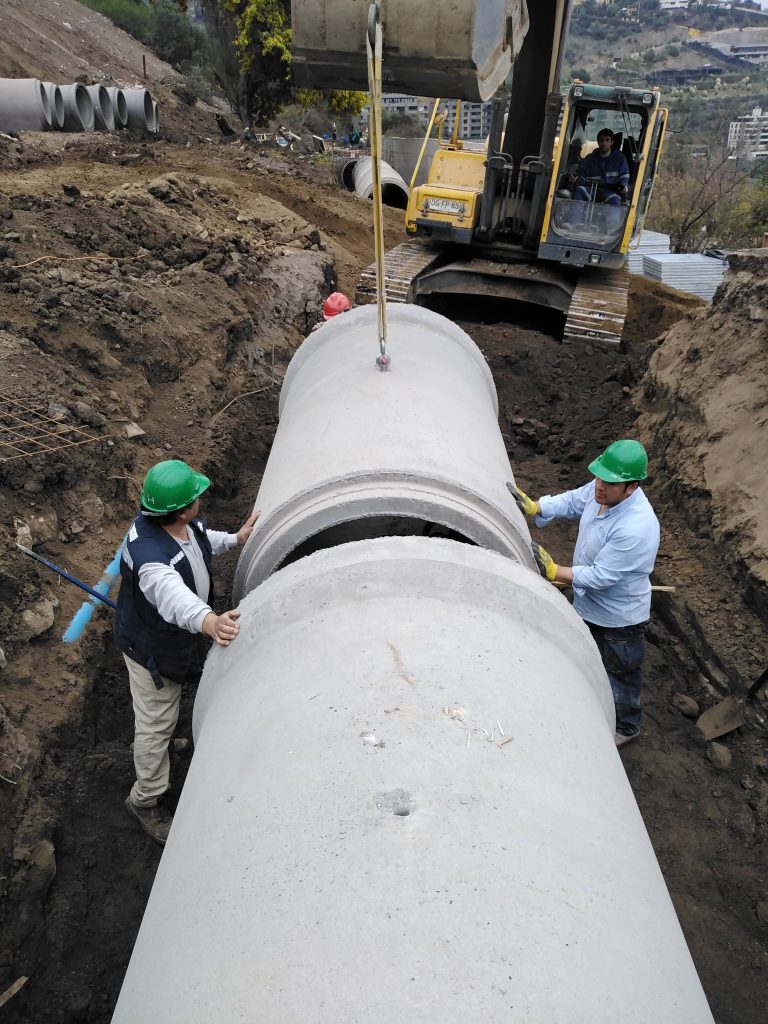 Trabajo en cerro con tubería de hormigón, Entubamiento Canal Vitacura