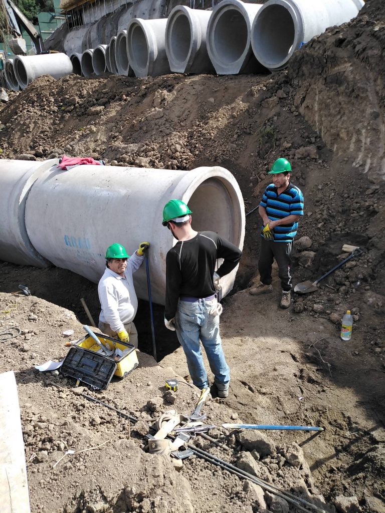 Conexión de tuberías de hormigón armado, obra Asociación Canalistas Vitacura