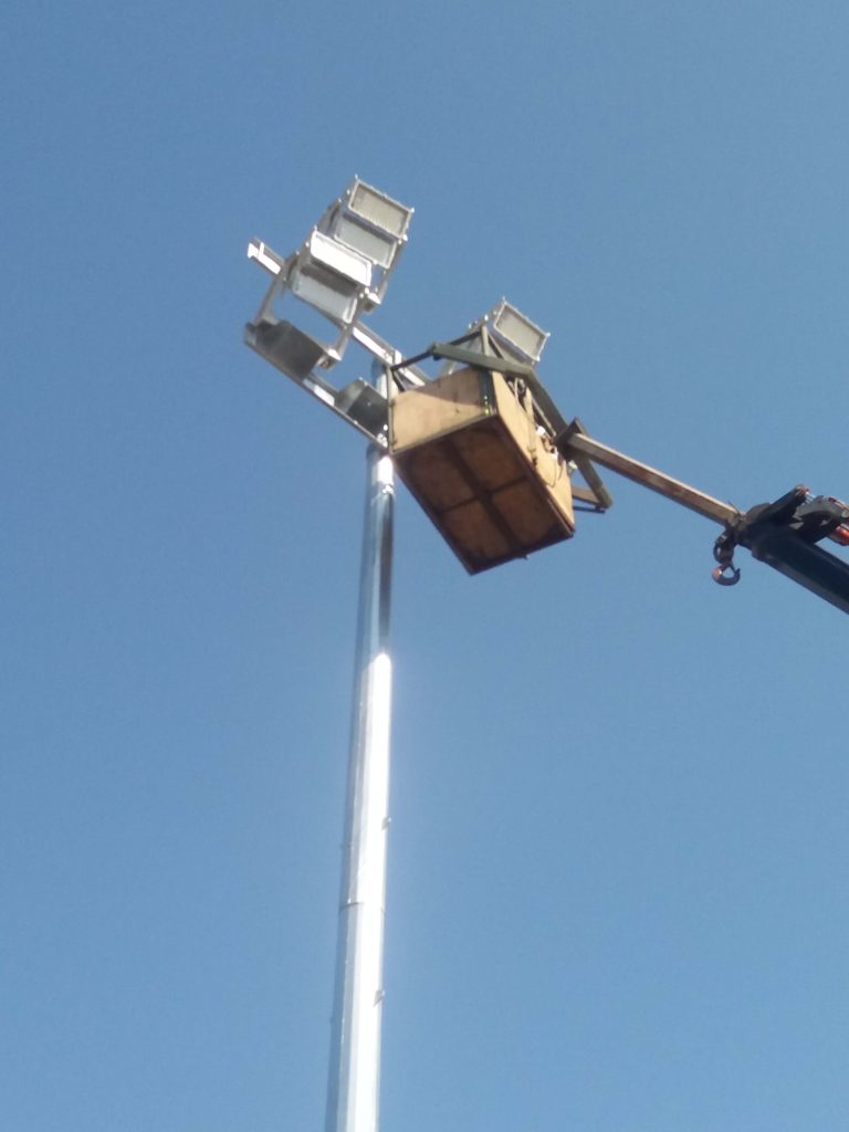 Torre de iluminación deportiva instalada por Construcciones BDMAG