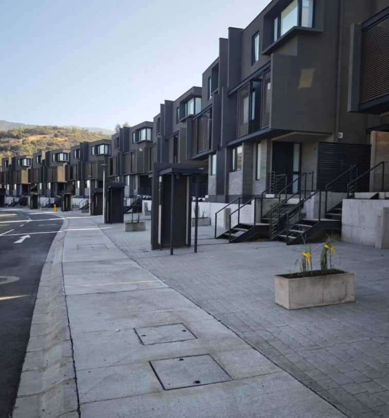 Urbanización Los Litres terminada con condominio y viviendas, Lo Barnechea