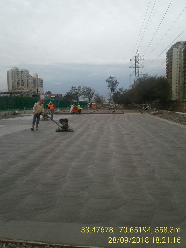 Instalación de pavimentos estampados en Parque Víctor Jara, Santiago
