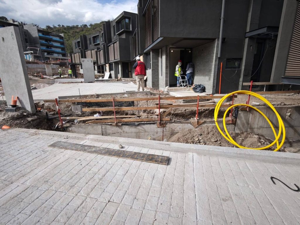 Asfalto con pendientes en Urbanización Los Litres, Lo Barnechea